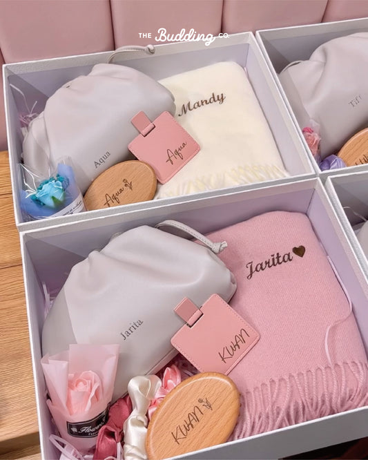 𝐿𝓊𝓍𝓊𝓇𝓎 𝐵𝓇𝒾𝒹𝑒𝓈𝓂𝒶𝒾𝒹 𝒢𝒾𝒻𝓉𝓈𝑒𝓉 (雲朵包＋刺繡頸巾＋梳仔＋鏡仔)